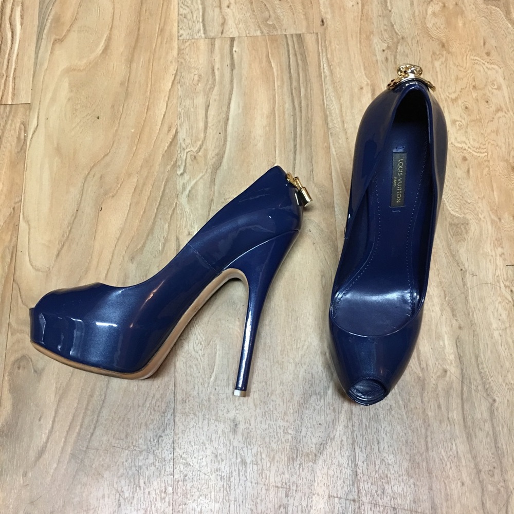 Louis Vuitton Navy blue patent leather heel